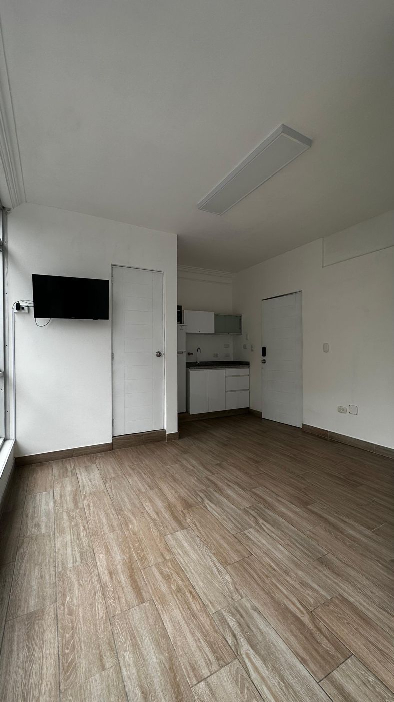 Estudio 1 · kitchenette y TV