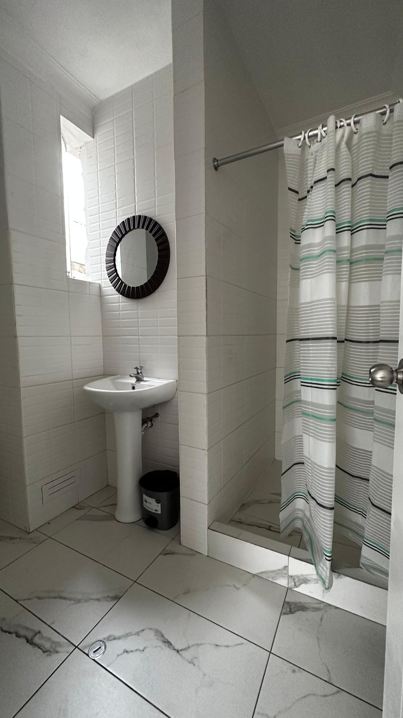 Estudio 3 · baño con ducha